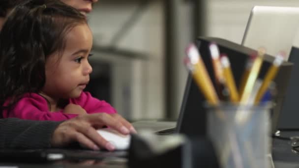 Mother and daughter using computer in home — Stock Video