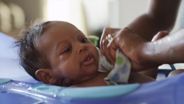 Kvinnan tvätt baby pojke — Stockvideo