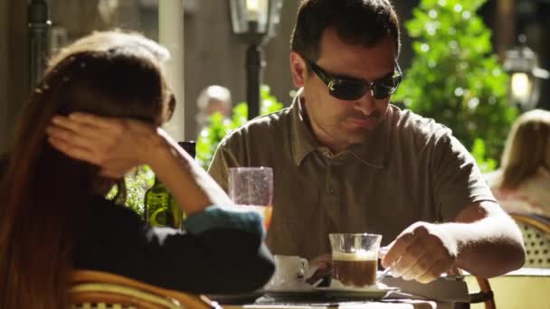 Para przy użyciu cyfrowego tabletu w kawiarni — Wideo stockowe