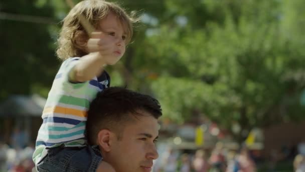 Jongen wuivende Amerikaanse vlag op de parade — Stockvideo