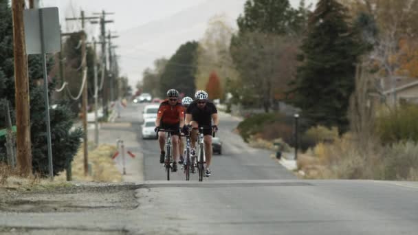 Kırsal kesimde Bisiklete binme erkekler — Stok video
