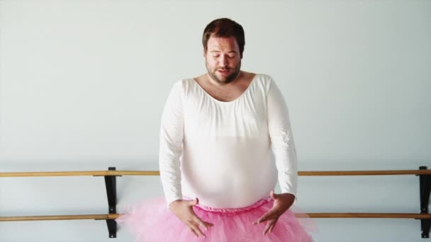 Overweight man practicing in ballet studio — Stock Video