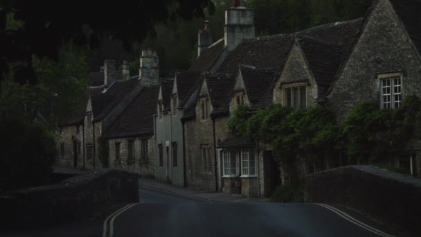 Voiture traversant le village au crépuscule — Video