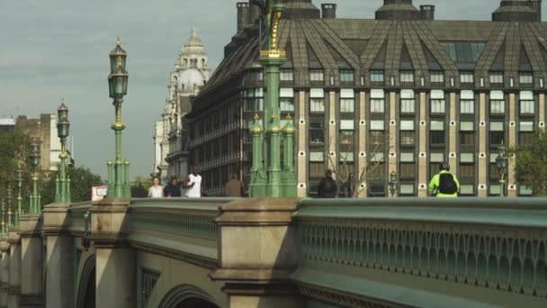 Muž a žena zaběhat na Westminster Bridge — Stock video