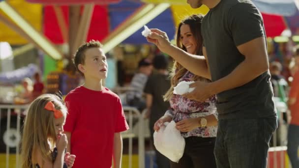 Father feeding son cotton candy — Stock Video