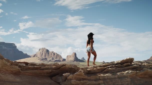 Femme marchant sur les rochers près du lac Powell — Video