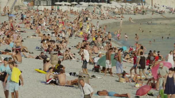 Gente disfrutando de playa francesa — Vídeos de Stock