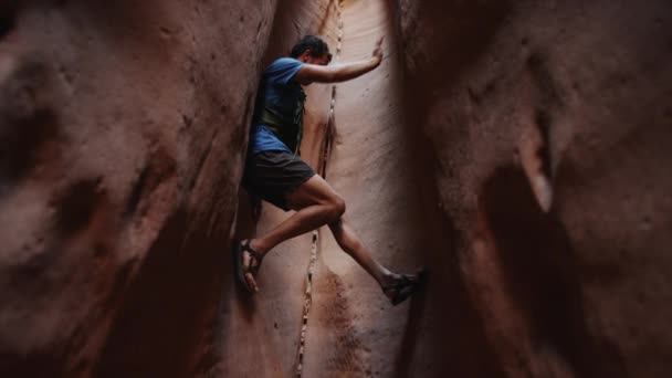 Homem escalando desfiladeiro — Vídeo de Stock