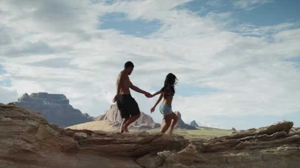 Пара обнимается у озера Пауэлл — стоковое видео