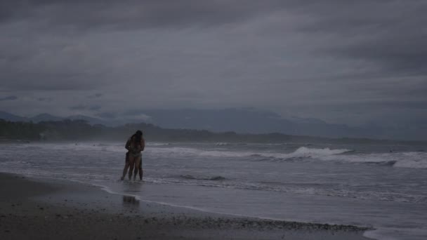 Paar spaziert am Strand — Stockvideo