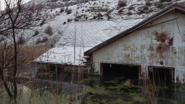 Überflutetes altes Haus — Stockvideo