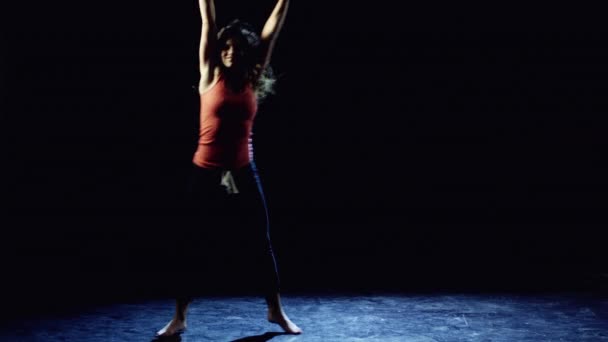 年轻女子跳舞 — 图库视频影像