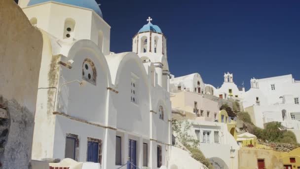 Belle église blanche dans le village — Video