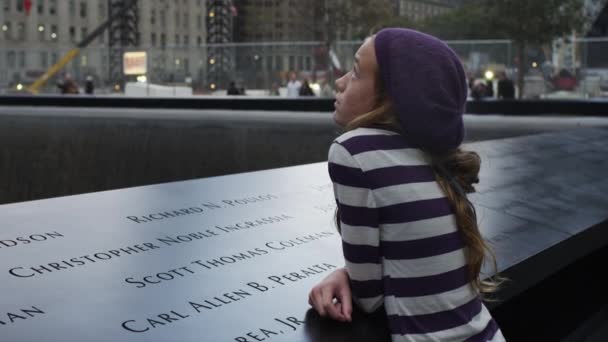 Chica apoyada en el 11 de septiembre 2001 memorial — Vídeos de Stock