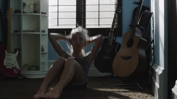 Meisje doet sit-ups in slaapkamer — Stockvideo