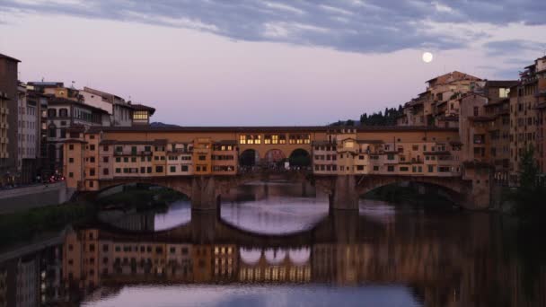 Ponte Vecchio in de schemering — Stockvideo