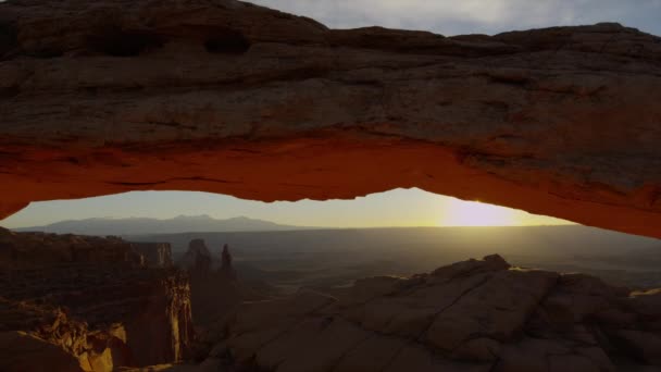 Zon stijgt boven Mesa Arch — Stockvideo