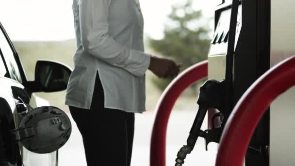 Mujer repostando coche en gasolinera — Vídeos de Stock