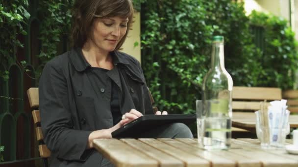 Mujer usando Tablet en la cafetería — Vídeos de Stock