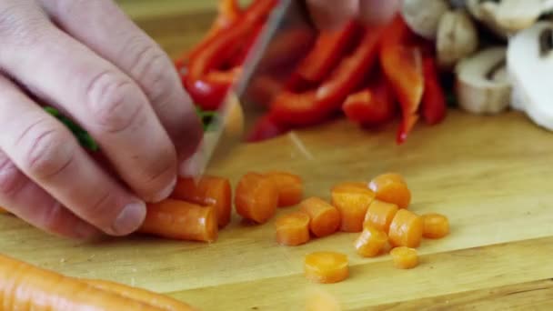 Руки режут морковь — стоковое видео