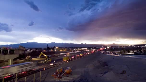 Ciel dramatique au-dessus de l'autoroute avec trafic — Video