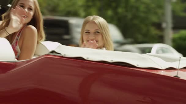 Coche girando hacia la calle — Vídeos de Stock