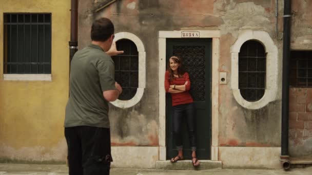 Uomo fotografare donna di fronte al vecchio edificio — Video Stock