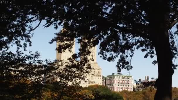 Blick auf Wolkenkratzer durch den Central Park — Stockvideo