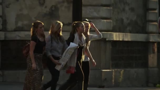 Turistas andando na rua da cidade com mapa — Vídeo de Stock