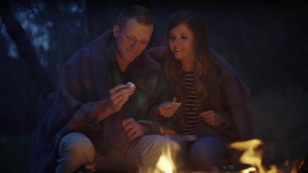 Topinkovače marshmallows pár — Stock video