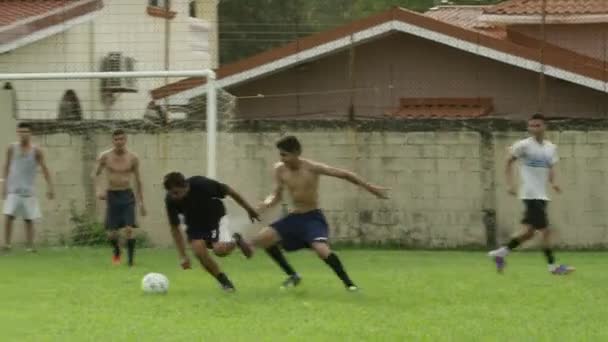 Equipos de fútbol jugando en el campo — Vídeos de Stock