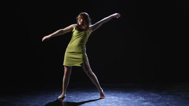Νεαρή κοπέλα που χορεύει — Αρχείο Βίντεο