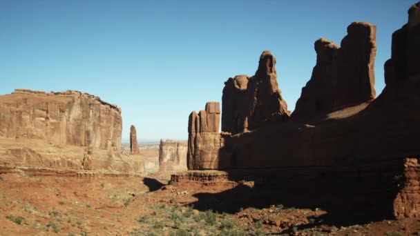 Formación de roca de arco — Vídeos de Stock