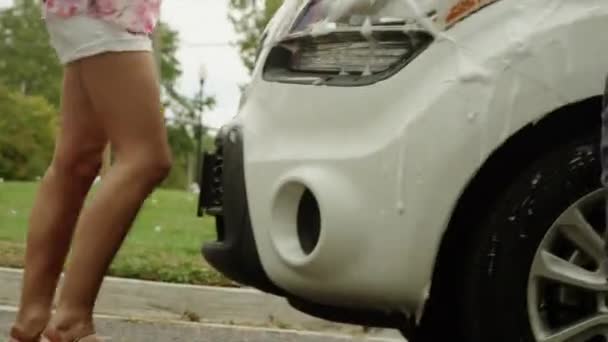 Mujer juguetona lavando coche campana — Vídeo de stock