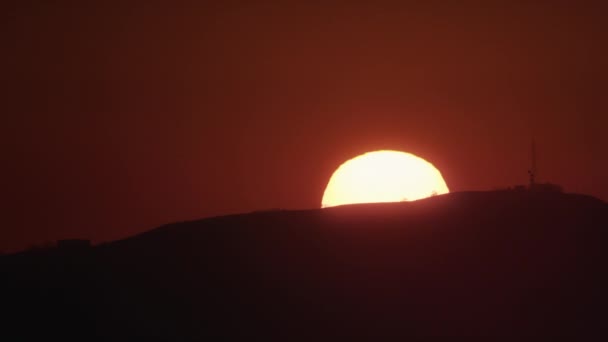 Сонце, що сходить над гірським хребтом — стокове відео