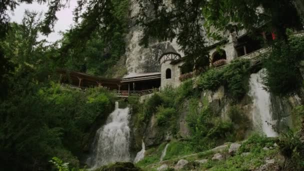 Cachoeira e edifícios em falésias — Vídeo de Stock