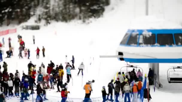 Skiers queueing for ski lift — Stock Video