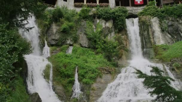 Cachoeira e edifícios em falésias — Vídeo de Stock