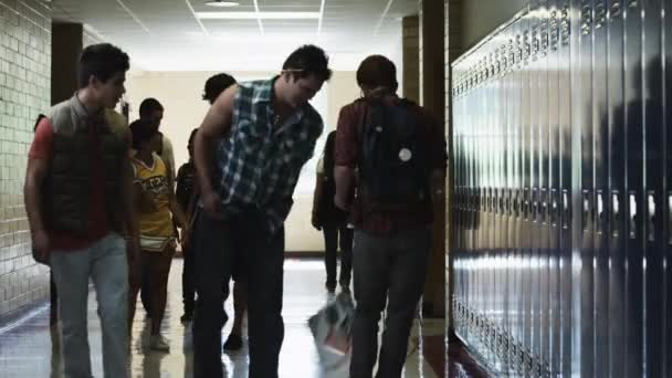 Estudiantes intimidando a amigos en el pasillo escolar — Vídeo de stock