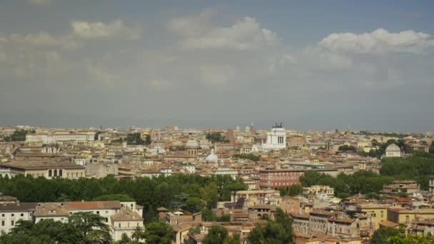 Paisaje urbano bajo el cielo nublado — Vídeo de stock