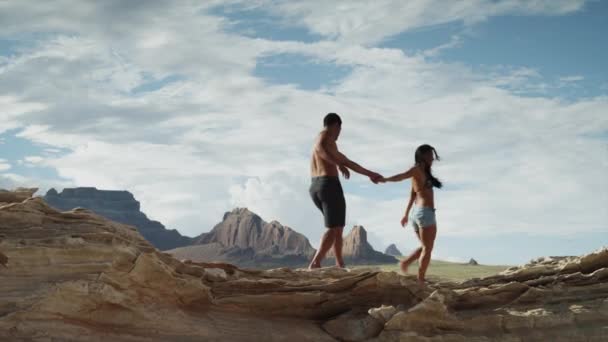 Casal abraçando perto do Lago Powell — Vídeo de Stock