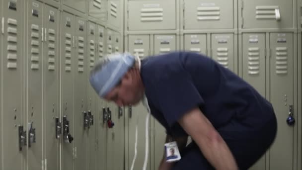 Exhausted surgeon in locker room — Stock Video