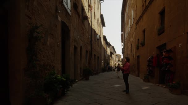 Toeristische fotograferen in Italiaanse steegje — Stockvideo