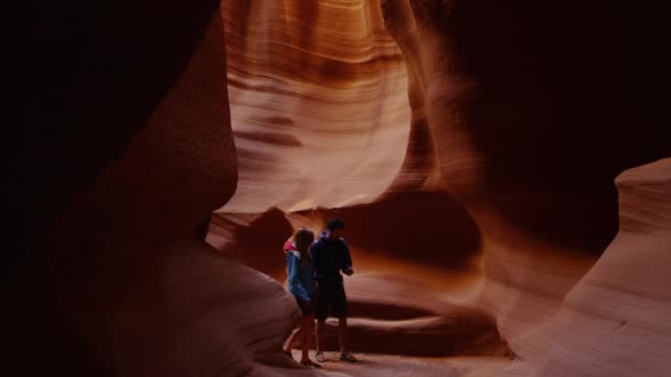 Turist fotograferar Canyon X — Stockvideo