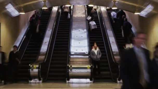 Mensen op roltrappen bij Grand Central Station — Stockvideo