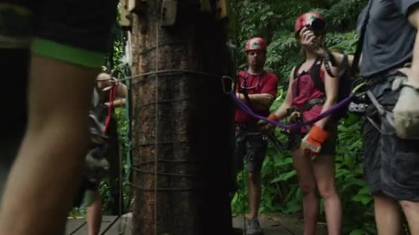 Groupe de personnes en tyrolienne dans la forêt tropicale — Video