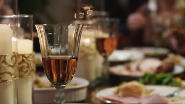 Casal brinde na mesa de jantar — Vídeo de Stock