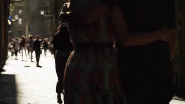 Silhouette di persone che camminano per strada — Video Stock