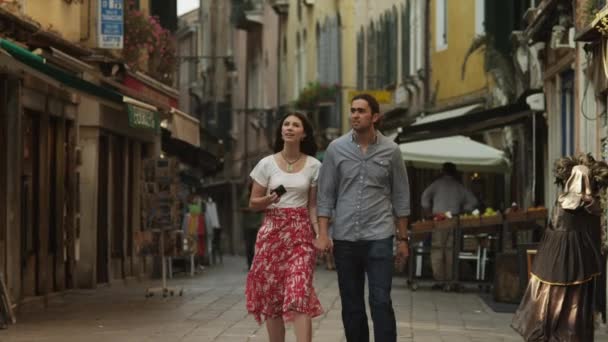 Paar geht in der Altstadt spazieren — Stockvideo