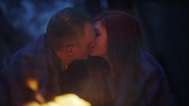 Paar küsst sich am Lagerfeuer — Stockvideo